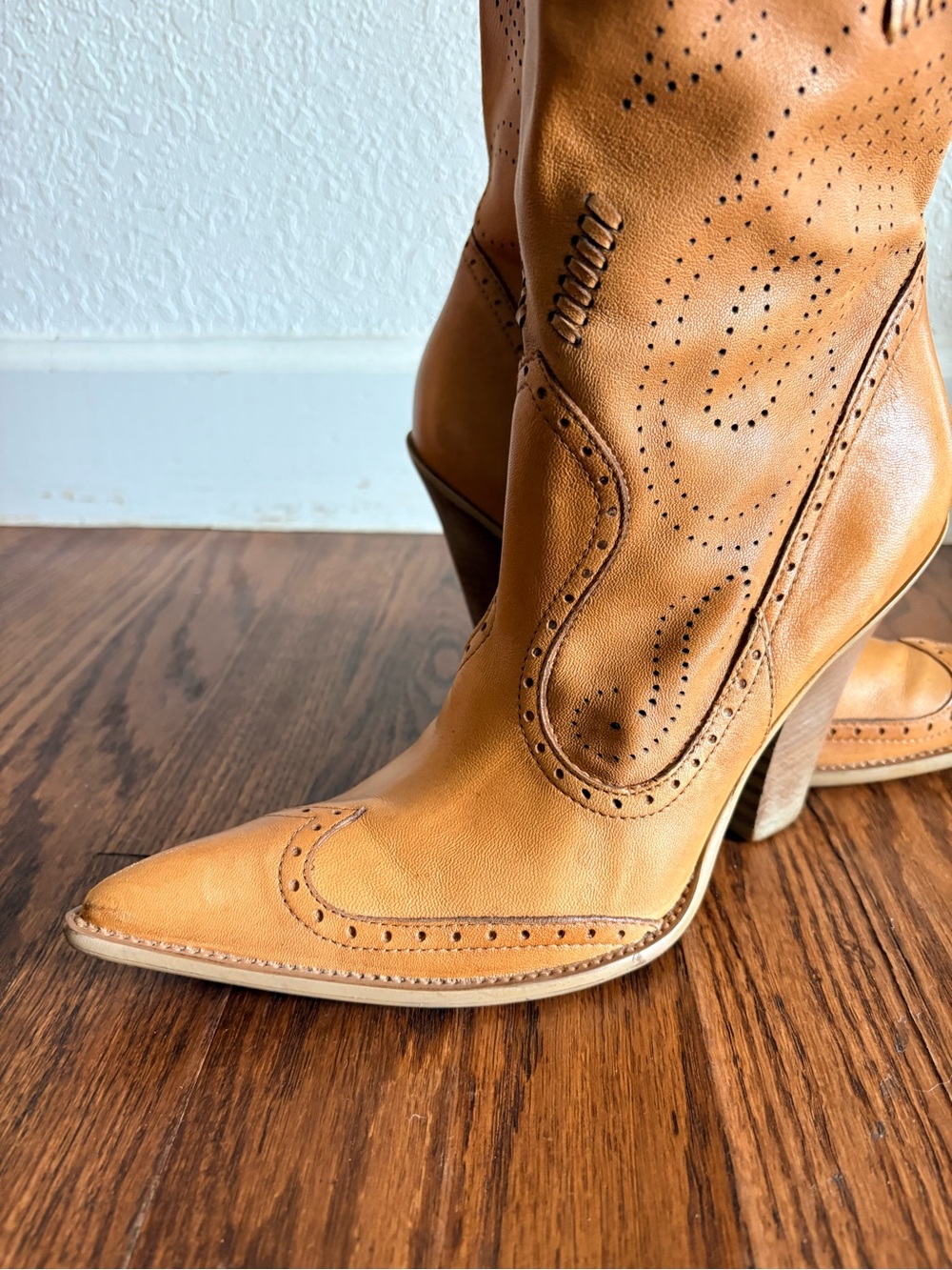 BCBG Niche Leather Western Heeled Perforated Boots Y2k Brown Tan Leather 7.5 - Picture 16 of 16